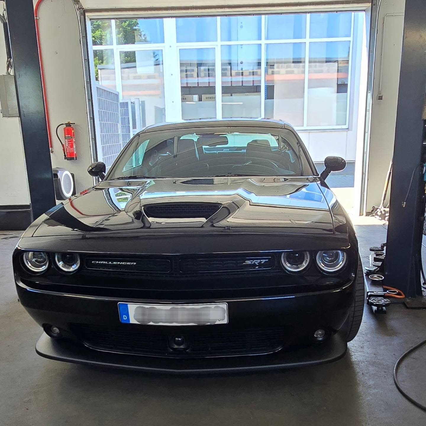 Perfekter Style trifft auf ultimativen Schutz! 😎✨ ​Dieser Dodge Challenger SRT bekam eine professionelle Keramikversiegelung…